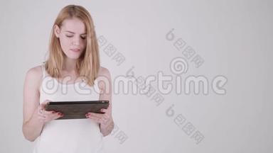 幸福的女人站在桌子PC电脑的<strong>浅灰色背景</strong>。 复制空间文本。